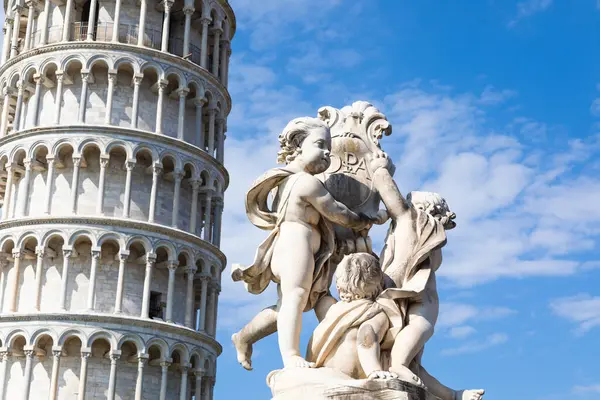 Pisa, İtalya - Mavi gökyüzü ve Rönesans beyazı mermer ile ünlü Eğik Kule