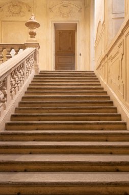 Torino, İtalya - Nisan 2023: lüks barok merdiven, zarif klasik iç mekan