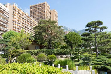 Monte Carlo - Ağustos 2022: Arka planda şehir bulunan Japon bahçesi