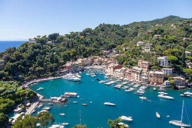 Portofino, İtalya - 7 Ağustos 2023: Deniz ve lüks yatlı manzara manzarası. İtalya 'da seyahat yoksulluğu