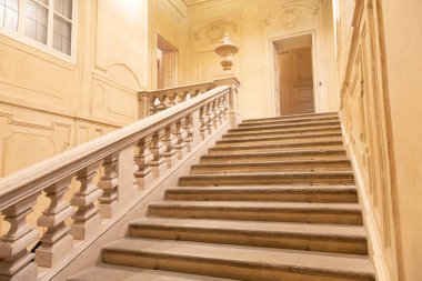 Torino, İtalya - Nisan 2023: lüks barok merdiven, zarif klasik iç mekan