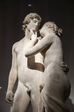 Bassano del Grappa, İtalya - Aralık 2022: Venüs ve Adonis, yazan Antonio Canova, 1822. Klasik heykel, aşk konsepti, romantizm, güzellik