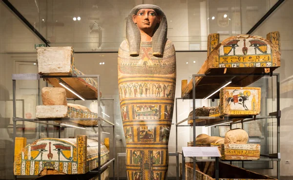 Torino, İtalya - Haziran 2022: Mısır Müzesi, Üç Syster mumya odası, MÖ 772 - MÖ 664. Mısır arkeolojisi, sarchophagus.
