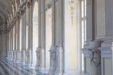 Venaria Reale, İtalya - 16 Temmuz 2023: lüks galeri perspektifi, dekoratif mermer, kapalı alan, hiç kimse, Kraliyet Sarayı. İtalya 'ya seyahat.