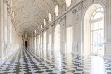 Reggia di Venaria Reale, İtalya - Ekim 2022: koridor perspektifi, lüks mermer, galeri ve pencereler - Kraliyet Sarayı
