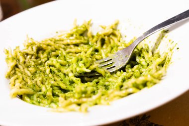 Geleneksel İtalyan yemekleri - trofie al pesto, Liguria bölgesinden tipik bölgesel makarna, fesleğen soslu.