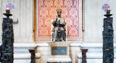 Vatikan Şehri, St Peter Bazilikası - Mart 2023: Bazilika 'nın iç kesiminde bulunan Aziz Peter heykeli