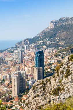 Monte Carlo - Ağustos 2022: şehrin panoramik manzarası. Monako limanı ve ufuk çizgisi.