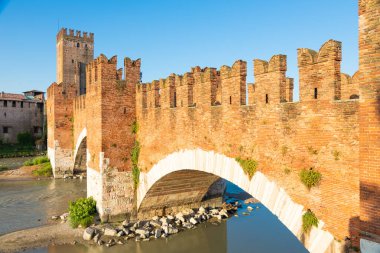 Verona, İtalya. Adige nehri üzerindeki Castelvecchio köprüsü. Şatonun eski manzarası gün doğumunda