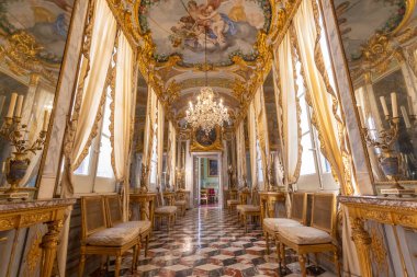 Cenova, İtalya - 8 Ağustos 2023: Spinola Sarayı. Lüks barok tarzı koridor, eski saray, hiç kimse