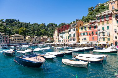 Portofino, İtalya - 7 Ağustos 2023: Deniz ve lüks yatlı manzara manzarası. İtalya 'da seyahat yoksulluğu