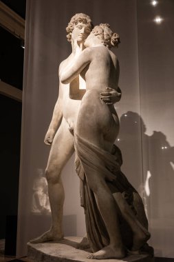 Bassano del Grappa, İtalya - Aralık 2022: Venüs ve Adonis, yazan Antonio Canova, 1822. Klasik heykel, aşk konsepti, romantizm, güzellik