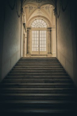 Antik karanlık merdiven - Grunge iç mekan, hiç kimse, boş bina mimarisi, pencere