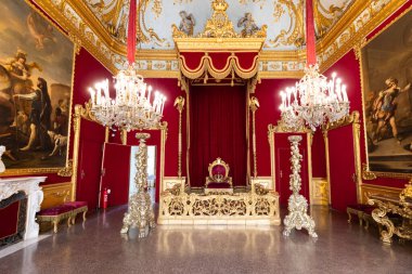 Cenova, İtalya - 06 Ağustos 2023: Kraliyet Sarayı, taht odası içi, altın ve kırmızı kadife