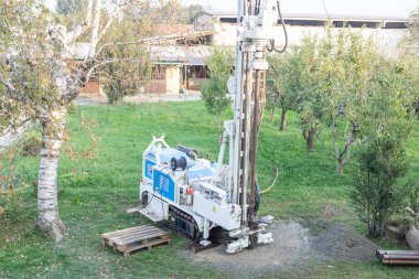 Su kuyusu talimi. Madencilik kulesiyle sondaj makineleri. Mühendislik ekipmanı