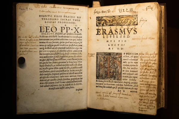 Torino, İtalya - 22 Nisan 2023: Erasmo da Rotterdam - Erasmus Roterodamus - Yeni Ahit, ilk olarak 1516 yılında basıldı. Eski el yazması