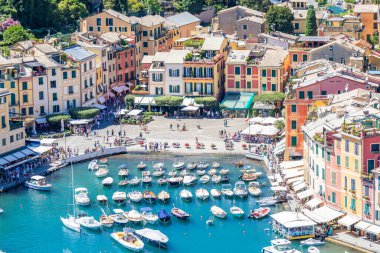Portofino, İtalya - 7 Ağustos 2023: Deniz ve lüks yatlı manzara manzarası. İtalya 'da seyahat yoksulluğu