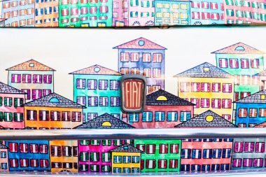 Cenova, İtalya - 6 Ağustos 2023: Geleneksel Liguria Bölgesi şehir manzarası ile boyanmış Fiat 500 model otomobil