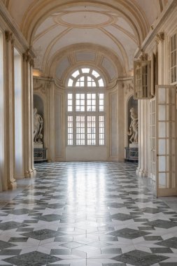 Venaria Reale, İtalya - 16 Temmuz 2023: lüks galeri perspektifi, dekoratif mermer, kapalı alan, hiç kimse, Kraliyet Sarayı. İtalya 'ya seyahat.