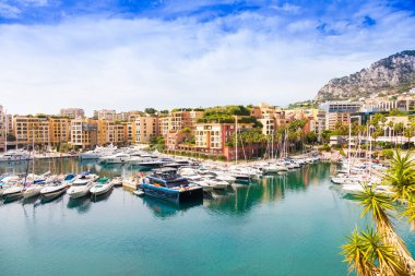 Fontvieille Limanı, Monte Carlo - 17 Ağustos 2023: Montecarlo 'nun ikinci limanında yatları olan şehir manzarası