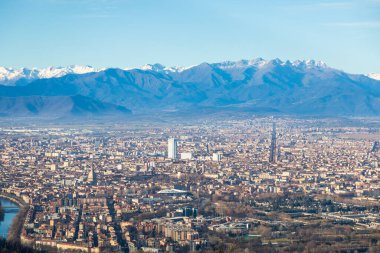 Torino, İtalya - 24 Aralık 2023: Alpler ve mavi gökyüzü panoramik manzara