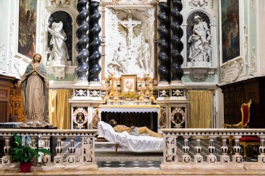 Ventimiglia, İtalya - Ağustos 2022: Oratorio dei Neri 'nin içindeki barok kilisesi.