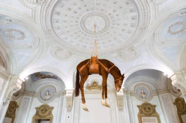 Rivoli, İtalya - Haziran 2022: Maurizio Cattelan kışkırtıcı çağdaş sanat - Novecento