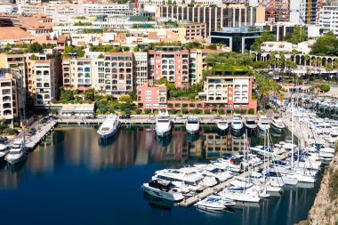 Montecarlo, Monako - Ağustos 2022: Mavi gökyüzü ve deniz ile Fontvielle limanının panoramik görüntüsü