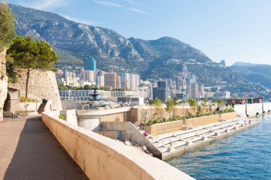Monte Carlo - Ağustos 2022: Deniz kenarında gezinti. Deniz manzaralı mavi gökyüzü. Seyahat, macera, özgürlük kavramı