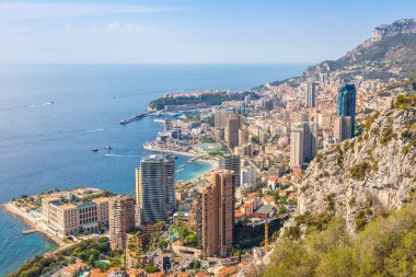 Monte Carlo - Ağustos 2022: şehrin panoramik manzarası. Monako limanı ve ufuk çizgisi.