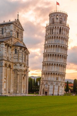 Pisa, İtalya - 29 Haziran 2023: Katedral gezisi, seyahat yeri, gün doğumu ışığı, ünlü sanatsal yapı