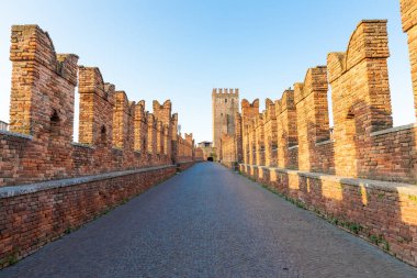 Verona, İtalya. Adige nehri üzerindeki Castelvecchio köprüsü. Şatonun eski manzarası gün doğumunda