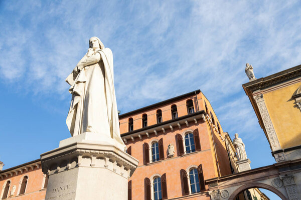Верона, Италия - статуя Данте Алигьери, знаменитая скульптура поэта