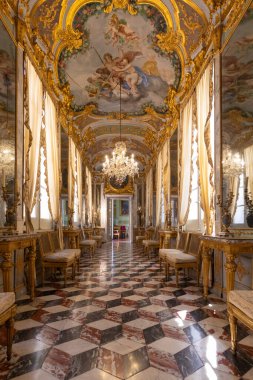 Cenova, İtalya - 8 Ağustos 2023: Spinola Sarayı. Lüks barok tarzı koridor, eski saray, hiç kimse