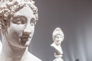 Bassano del Grappa, İtalya - Aralık 2022: Antonio Canova 'nın ünlü antik heykeli ile sanat müzesi içi