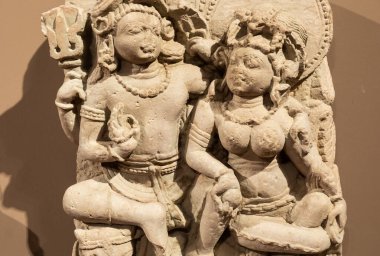 Torino, İtalya - Mayıs 2023: Doğu Sanat Müzesi - Shiva, Hindu tanrısı, eşi Parvati ile birlikte. Tantra, Kamasutra, tantrik seks kavramı