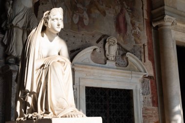 Pisa, İtalya - Haziran 2023: Katolik mezarlığı, üzgün kadının antik heykeli, Lorenzo Bartolini, 1841