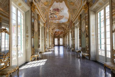 Cenova, İtalya - 6 Ağustos 2023: Kraliyet Sarayı içi. Lüks mermer, pencereli ve aynalı galeri.