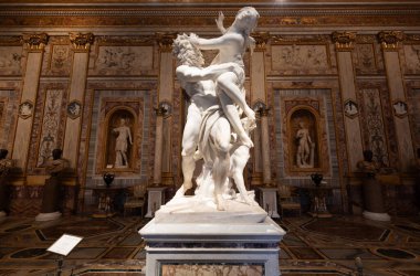 Roma, İtalya - 28 Aralık 2023: Gian Lorenzo Bernini 'nin Proserpina Tecavüzü, 1622. Galleria Borghese 'deki Barok mermer heykel.