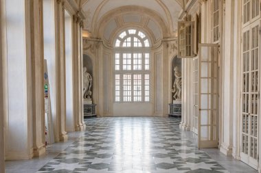 Venaria Reale, İtalya - 16 Temmuz 2023: lüks galeri perspektifi, dekoratif mermer, kapalı alan, hiç kimse, Kraliyet Sarayı. İtalya 'ya seyahat.