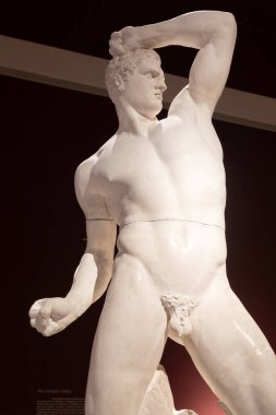 Bassano del Grappa, İtalya - 22 Aralık 2023: Creugante heykeli, Antonio Canova, 1796. Erkeksi vücut heykeli, atlet gücü