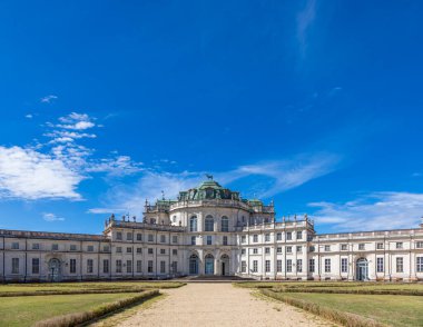 Stupinigi, İtalya - 19 Ağustos 2022: Stupinigi kraliyet sarayı dış görünüşü, İtalya seyahatleri, mavi gökyüzü, hiç kimse