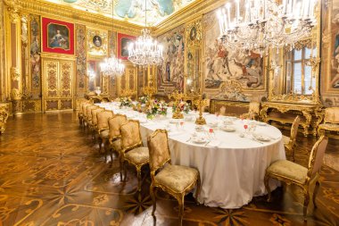 Torino, İtalya - Nisan 2023 Kraliyet Sarayı Yemek Odası. Lüks, zarif antik iç mimari, yaklaşık 1860 'larda.