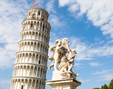 Pisa, İtalya - Mavi gökyüzü ve Rönesans beyazı mermer ile ünlü Eğik Kule