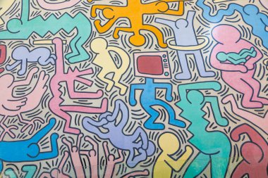 Pisa, İtalya - 29 Haziran 2023: Tuttomondo (Tüm Dünya), Amerikalı ressam Keith Haring 'in 1989 yılında ölümünden önce yaptığı son duvar resmi..