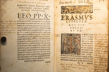 Torino, İtalya - 22 Nisan 2023: Erasmo da Rotterdam - Erasmus Roterodamus - Yeni Ahit, ilk olarak 1516 yılında basıldı. Eski el yazması
