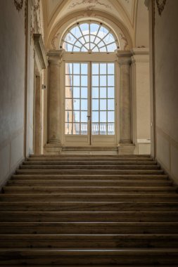 Antik karanlık merdiven - Grunge iç mekan, hiç kimse, boş bina mimarisi, pencere