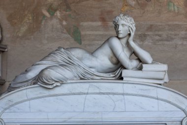 Pisa, İtalya - 29 Haziran 2023: Mezarlıkta hüzünlü bir heykel. Klasik beyaz mermer heykel, kadın kederi