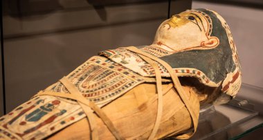 Torino, İtalya - Mart 2023: Mısır Müzesi, MÖ 2. yüzyılda maskeli bir bebeğin mumyası