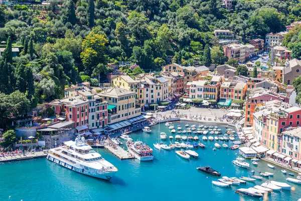 Portofino, İtalya - 7 Ağustos 2023: Deniz ve lüks yatlı manzara manzarası. İtalya 'da seyahat yoksulluğu